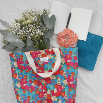 sac a fleur bleu et rose avec chouchou et pochette livre la bouclette
