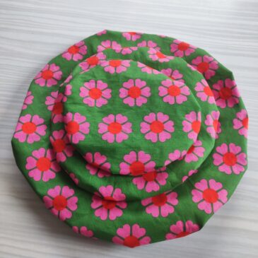 couvre plat vert et fleur rose la bouclette