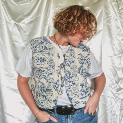 gilet bleu avec des nœuds la bouclette