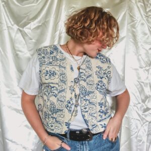 gilet bleu avec des nœuds la bouclette